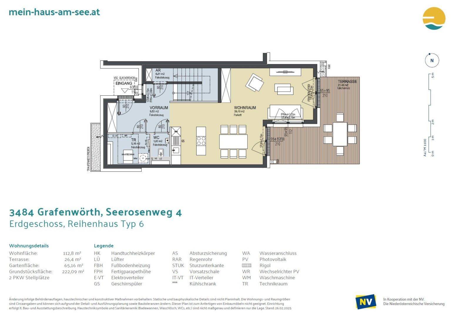 Detaillierter Grundriss des Erdgeschosses mit offenem Wohnbereich, Küche und direktem Terrassenzugang.