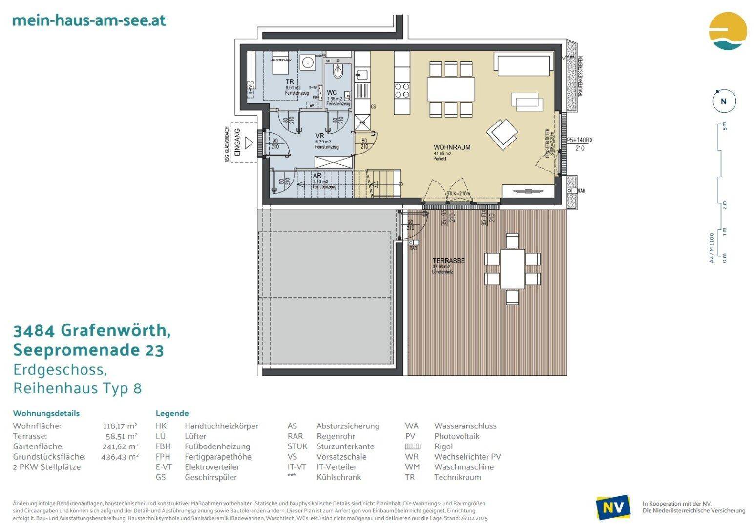 Grundriss des Erdgeschosses mit Wohnraum, Küche, Gäste-WC und großer Terrasse.