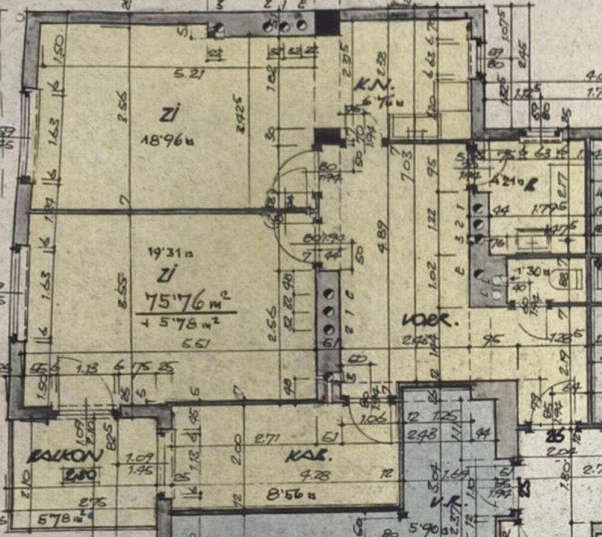 Detaillierter Grundrissplan mit Raumaufteilung und Bemaßungen, inklusive Balkon.