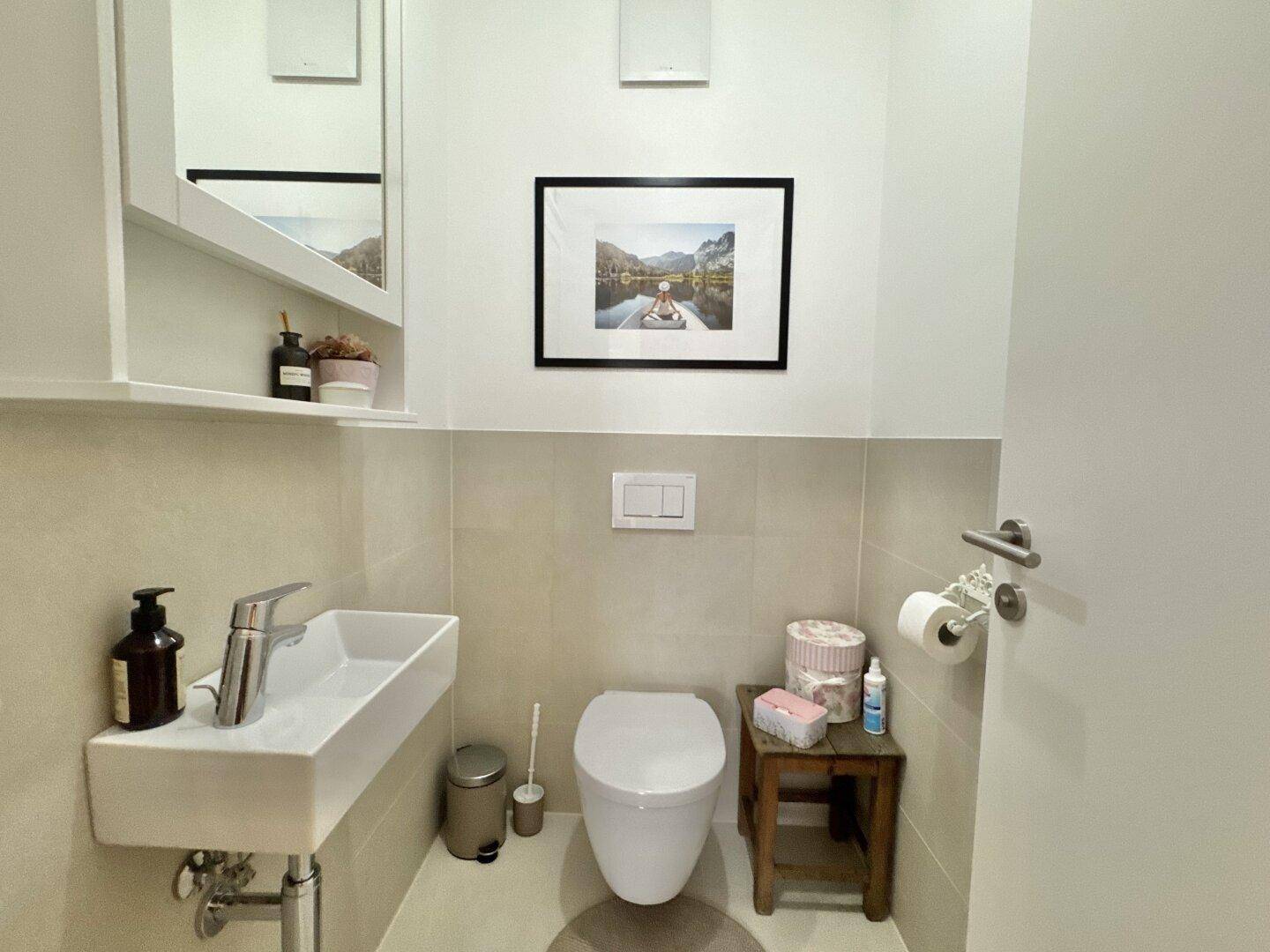 Helles Gäste-WC mit modernem Design, Wand-WC und kleinem Waschbecken.