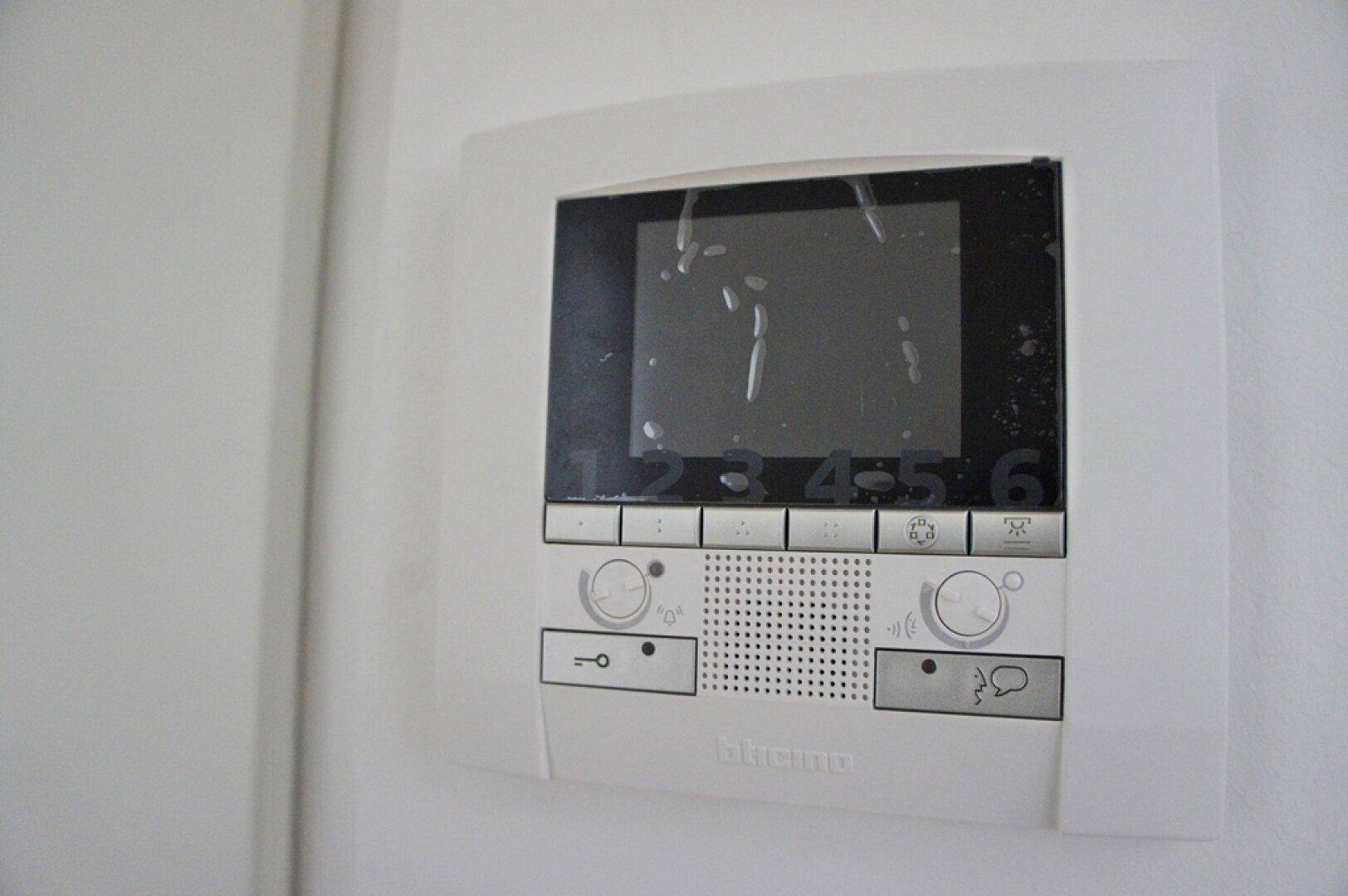 Gegensprechanlage mit Bildschirm an der Wand im Eingangsbereich.