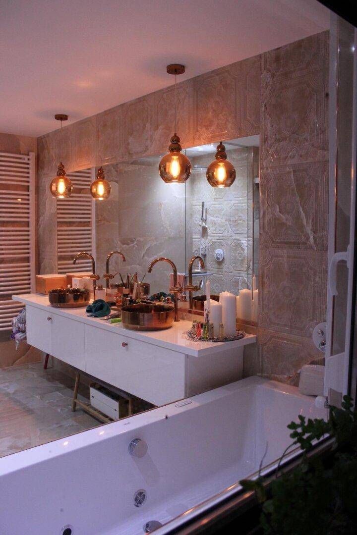 Elegantes Badezimmer mit Doppelwaschbecken, Badewanne und stilvoller Beleuchtung.