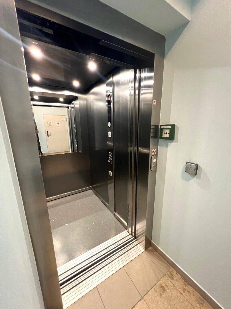 Moderner Aufzug in einem Gebäude, bietet bequemen Zugang zu allen Etagen.