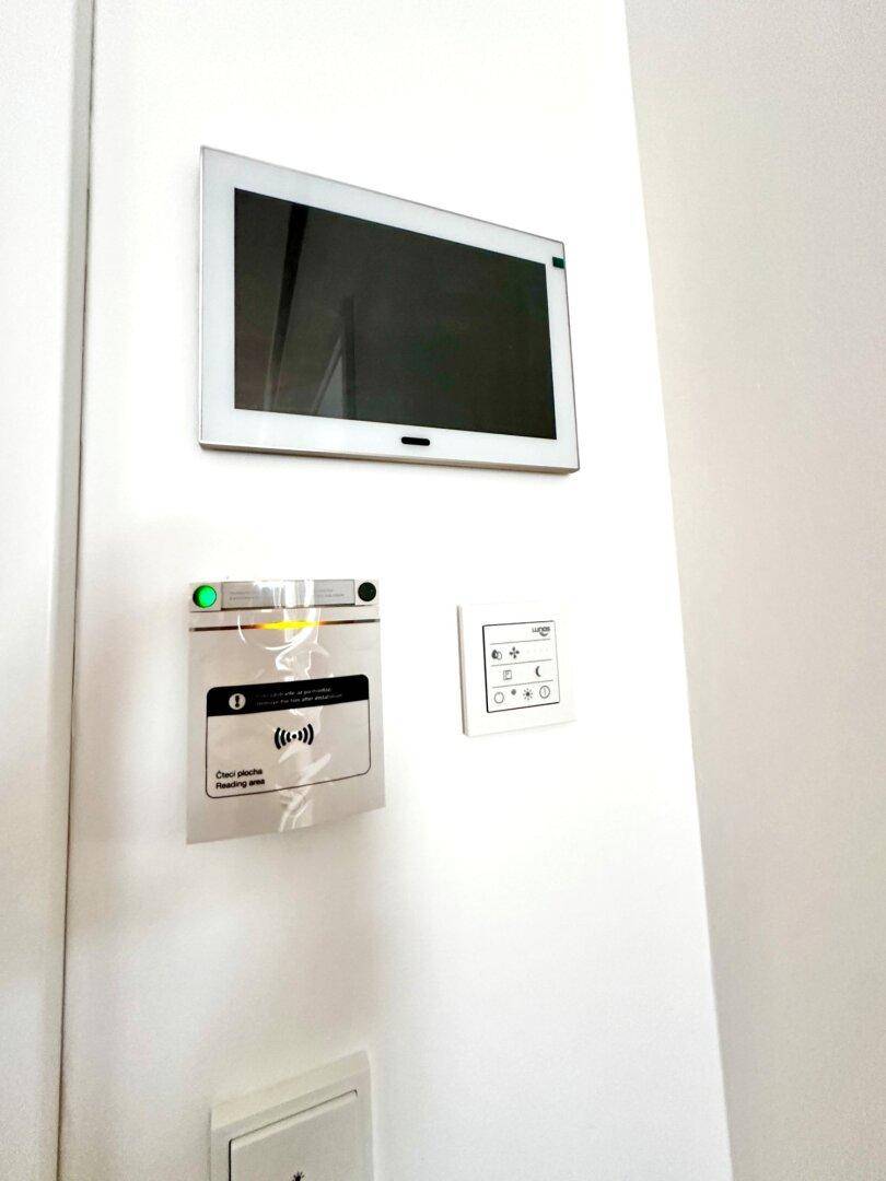 Modernes Gegensprechanlagen- und Steuerungspanel an der Wand, für Komfort und Sicherheit.