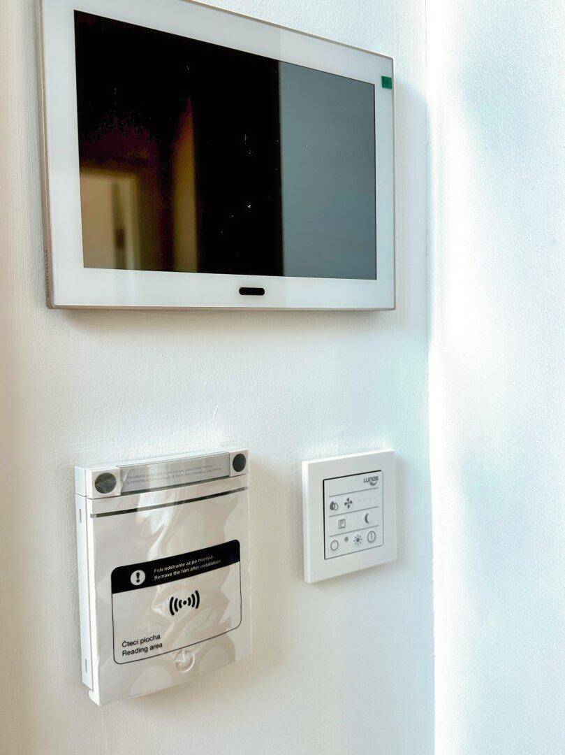 Moderne Gegensprechanlage und Steuerungselemente an der Wand im Eingangsbereich.