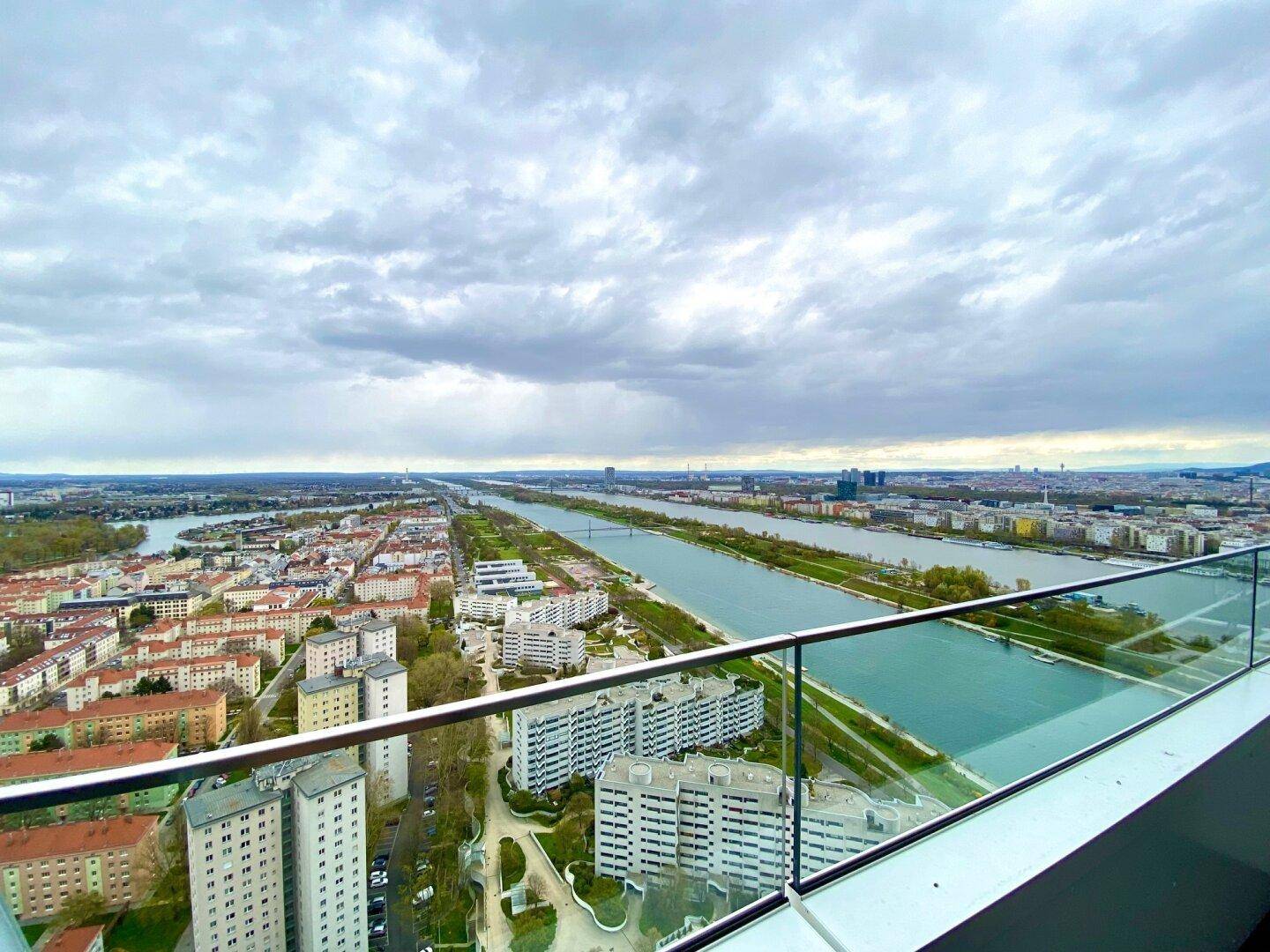 Atemberaubender Panoramablick über die Stadt, den Fluss und die umliegende Landschaft von einem hohen Gebäude.