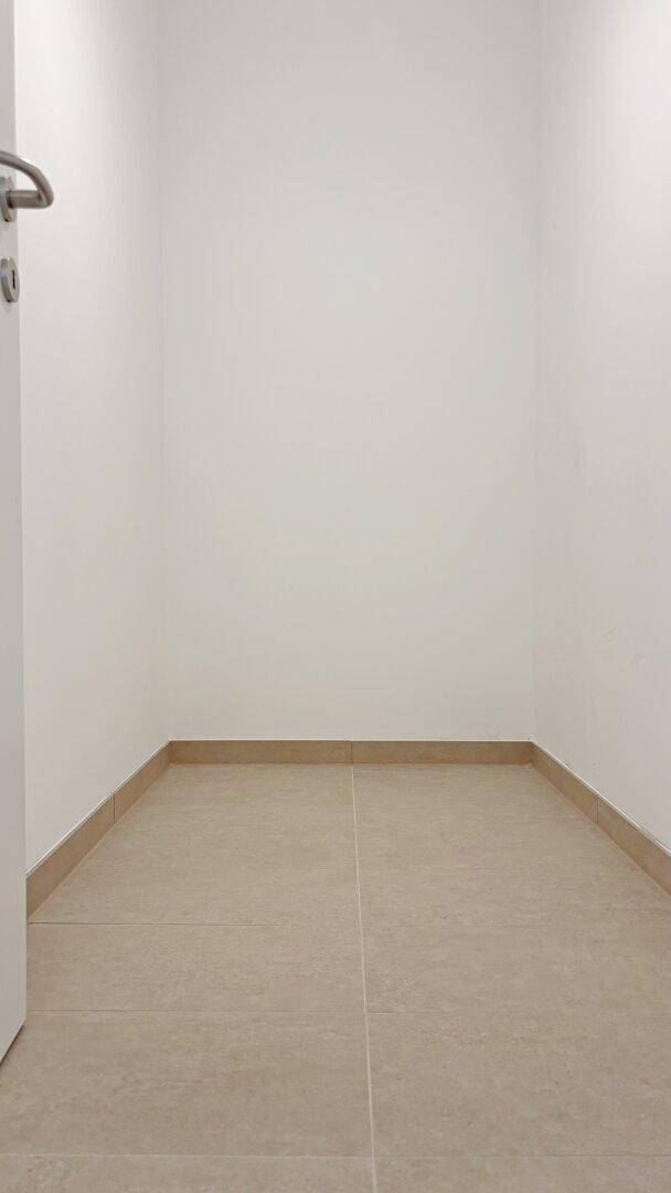 Kleiner Abstellraum mit Fliesenboden, ideal für zusätzlichen Stauraum.