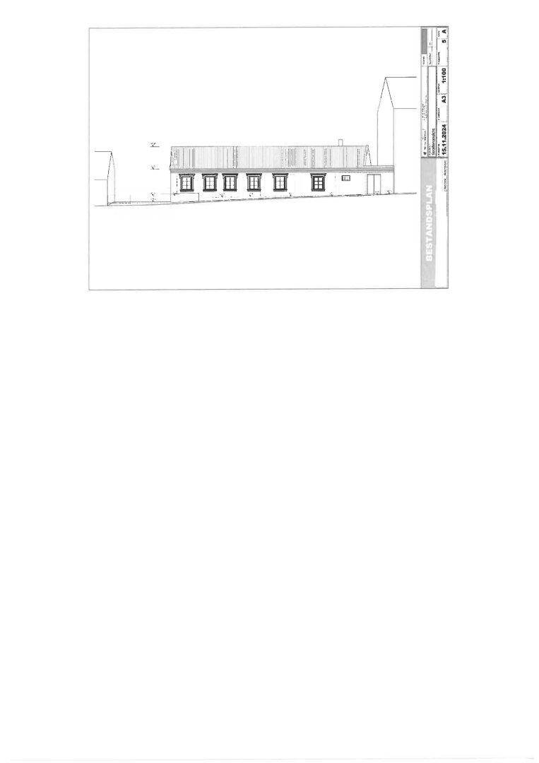 Seitenansicht des Gebäudes mit Fensterreihen und Balkonstruktur.