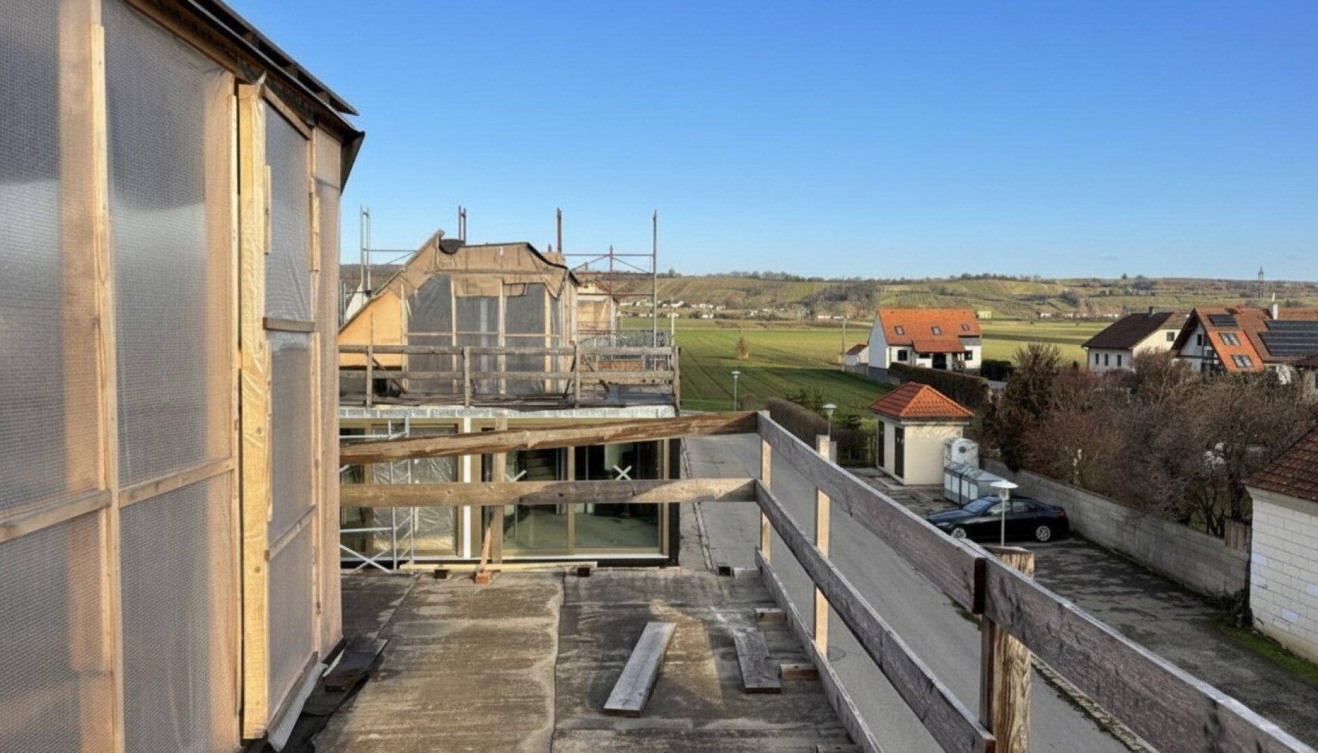 Weitblick über die ländliche Umgebung und benachbarte Häuser von der Baustelle aus.