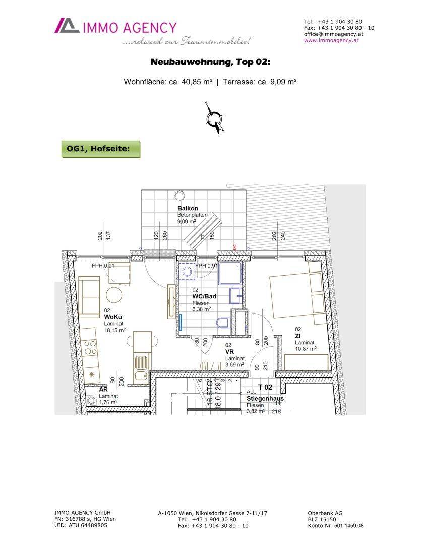 Grundriss für Top 02 im Obergeschoss mit Balkon und offenem Wohn-Kochbereich.