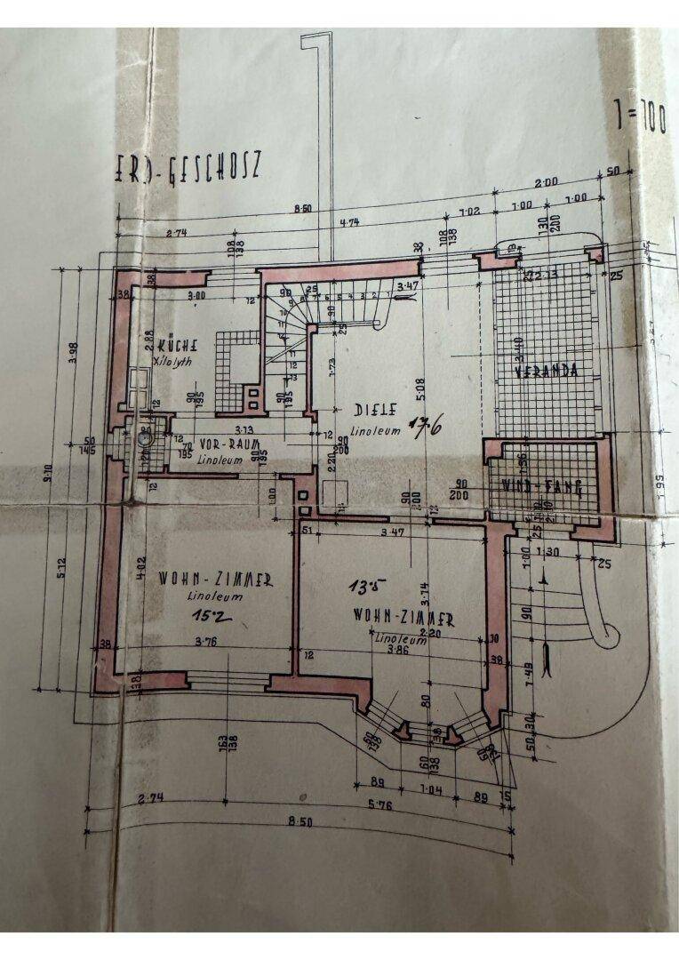 Historischer Grundriss des Erdgeschosses mit Wohnzimmern, Küche und Veranda.