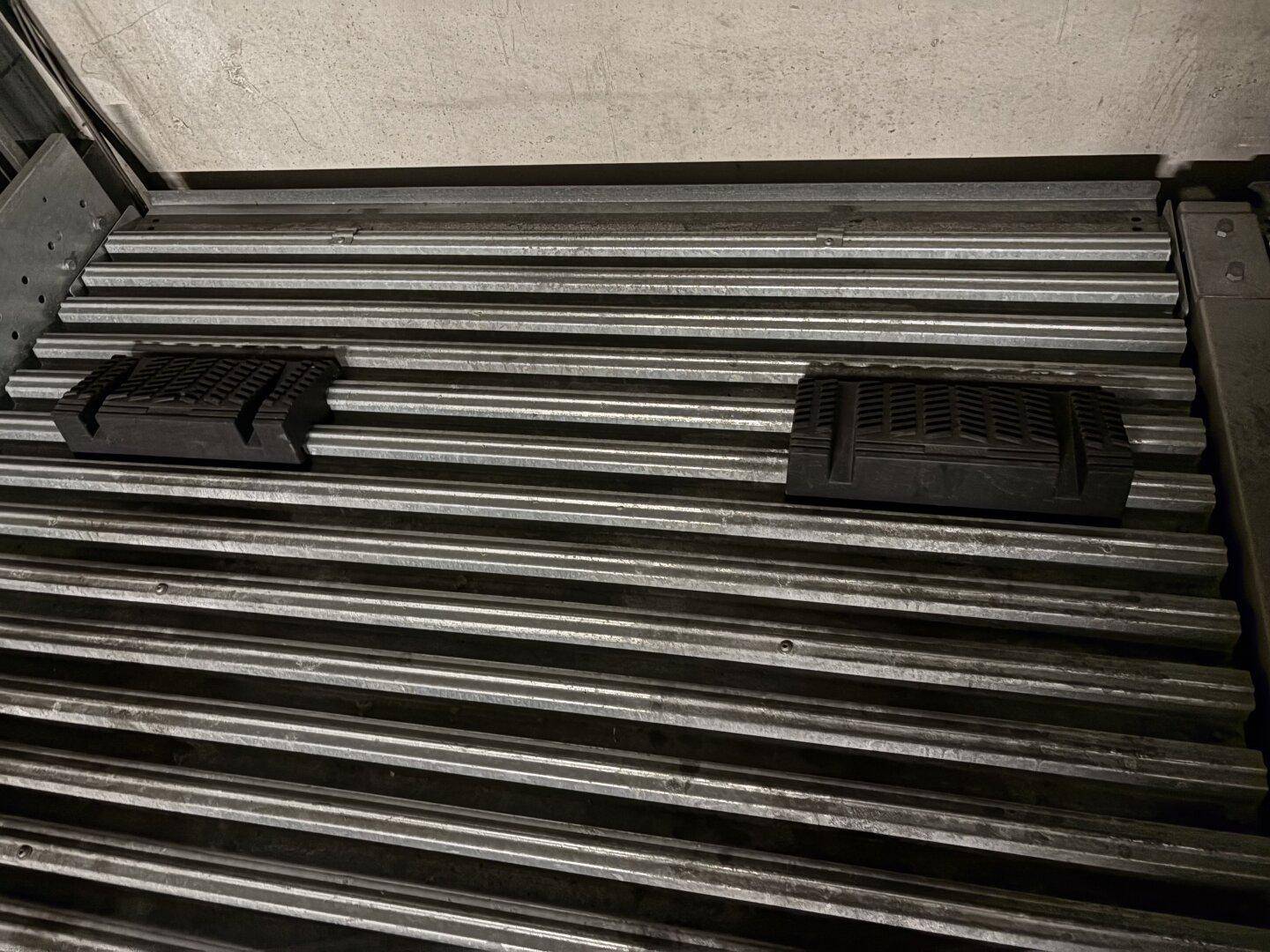 Detailansicht der Metallplattform eines mechanischen Parksystems mit Radkeilen.