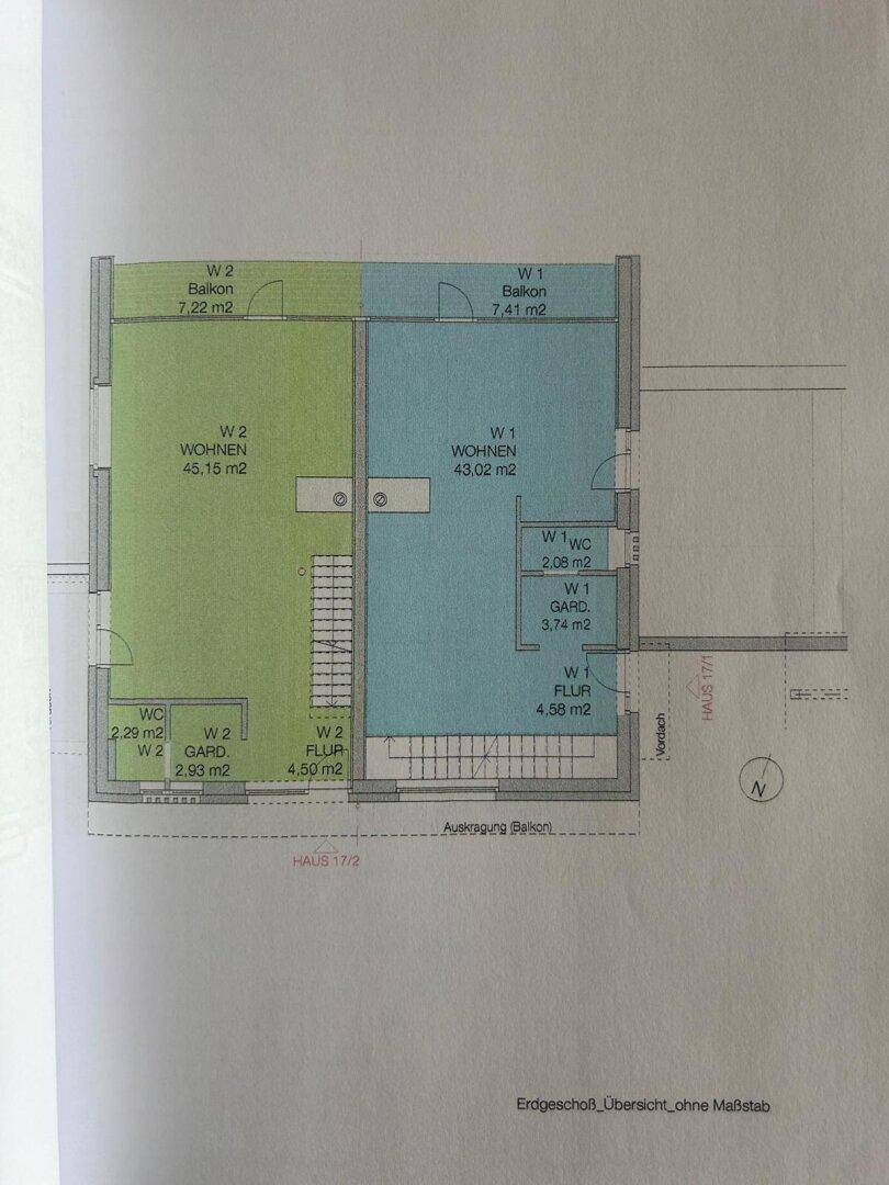 Grundriss des Erdgeschosses mit Wohnbereichen, WCs und Balkonen für zwei Wohneinheiten.