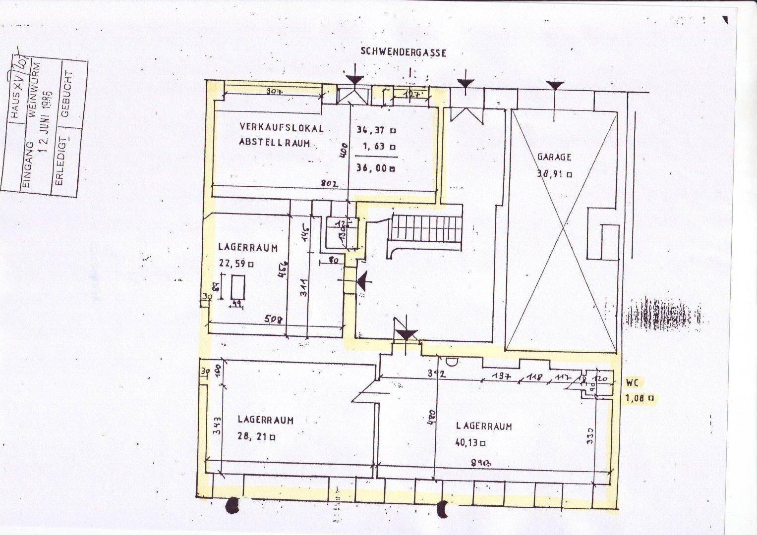 Handgezeichneter Grundriss mit verschiedenen Räumen wie Verkaufsfläche, Lagerräumen und Garage.