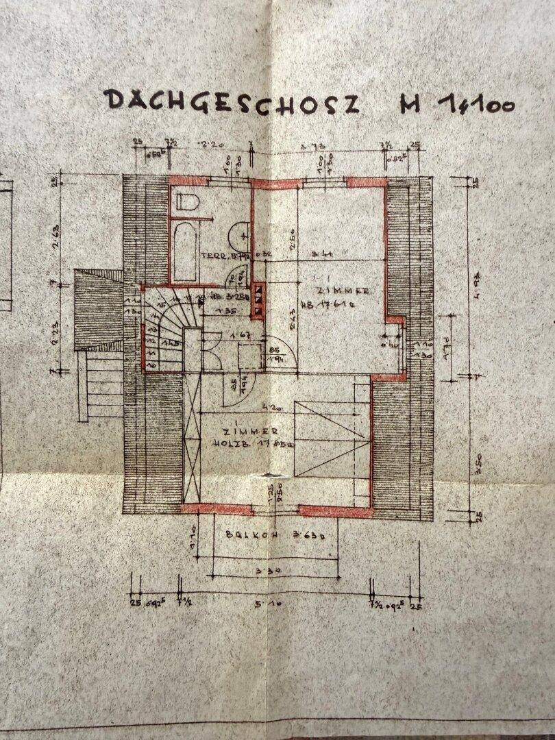 Grundriss des Dachgeschosses mit Zimmern, Bad und Balkonzugang, Maßstab 1:100.