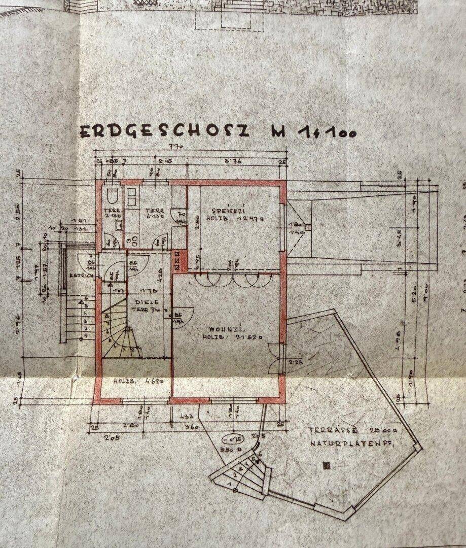 Grundriss des Erdgeschosses mit Wohnzimmer, Speisekammer und großer Terrasse.