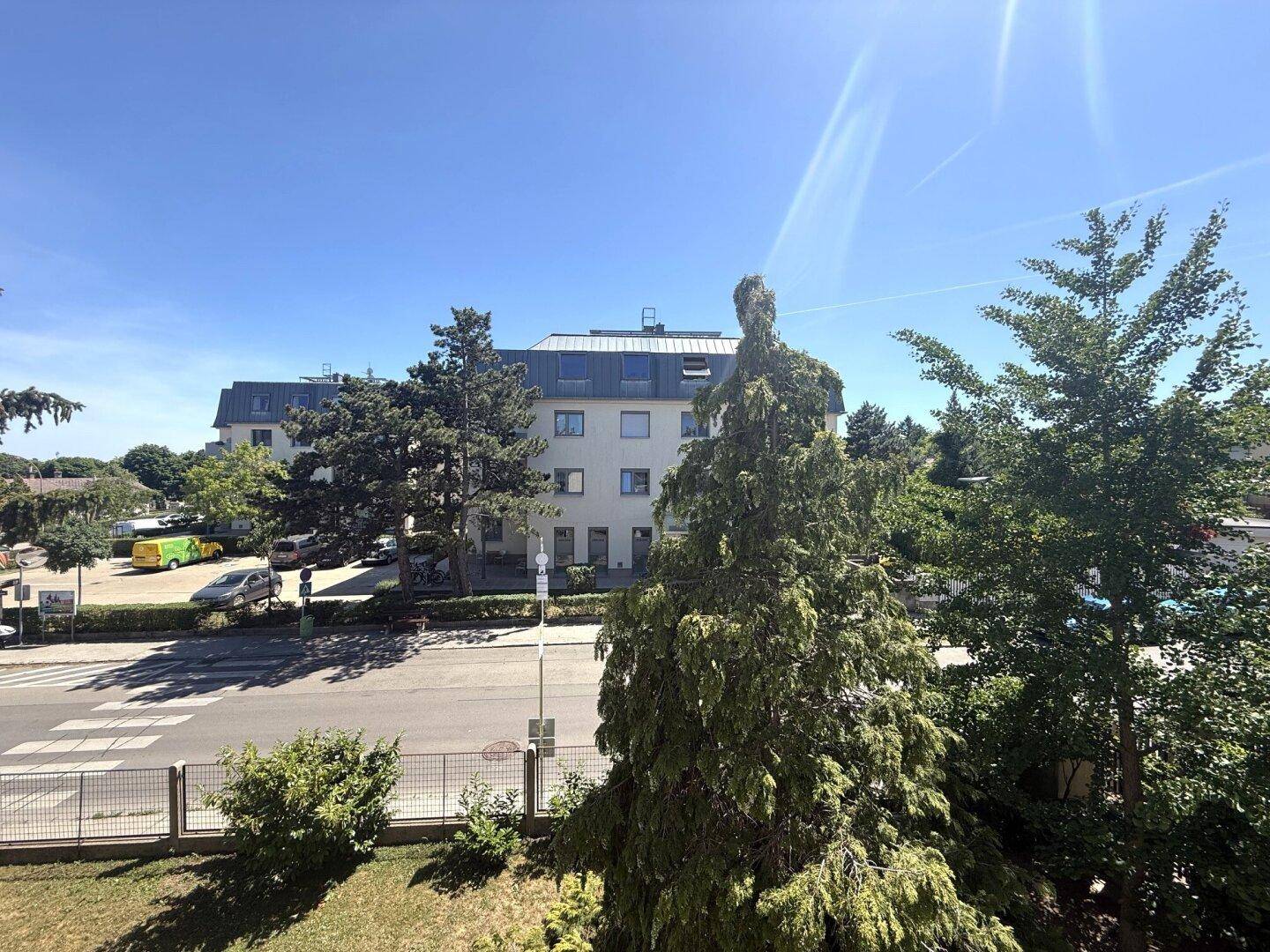 Blick von der Immobilie auf die Straße und umliegende Gebäude.