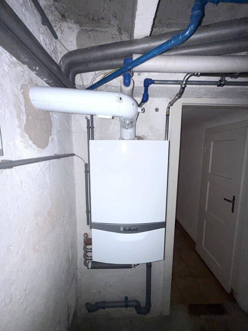 Heizungsanlage mit Rohren in einem Versorgungsraum.