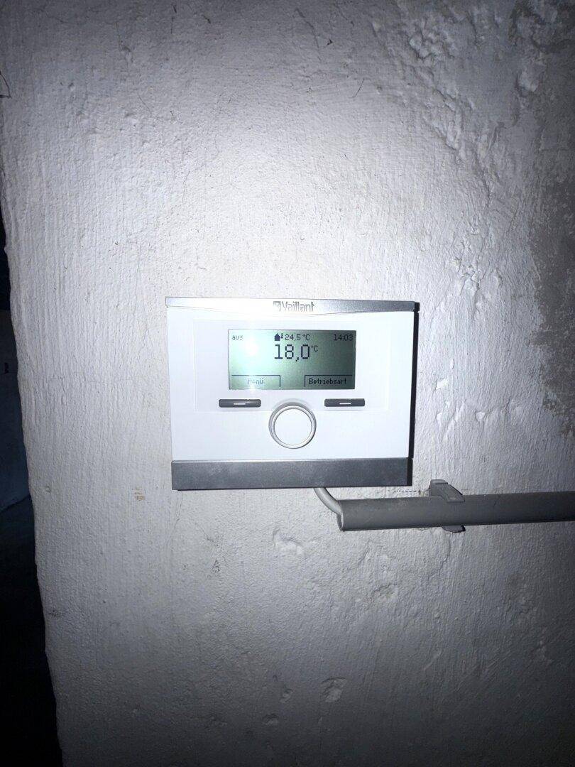 Vaillant Thermostat zur Temperaturregelung an der Wand montiert.