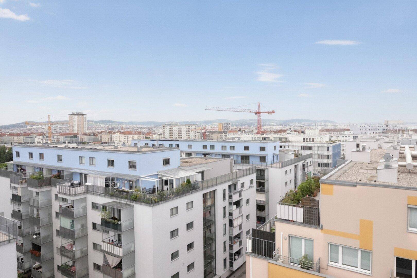 Panoramablick über eine städtische Wohngegend mit modernen Gebäuden und zahlreichen Balkonen.