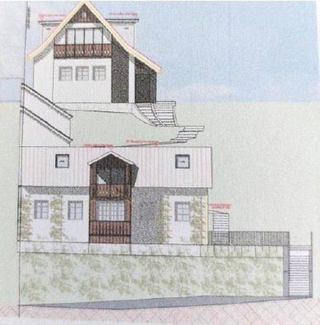 Architektonische Darstellung eines Hauses mit Balkon und Hanglage, detailliert gezeichnet.