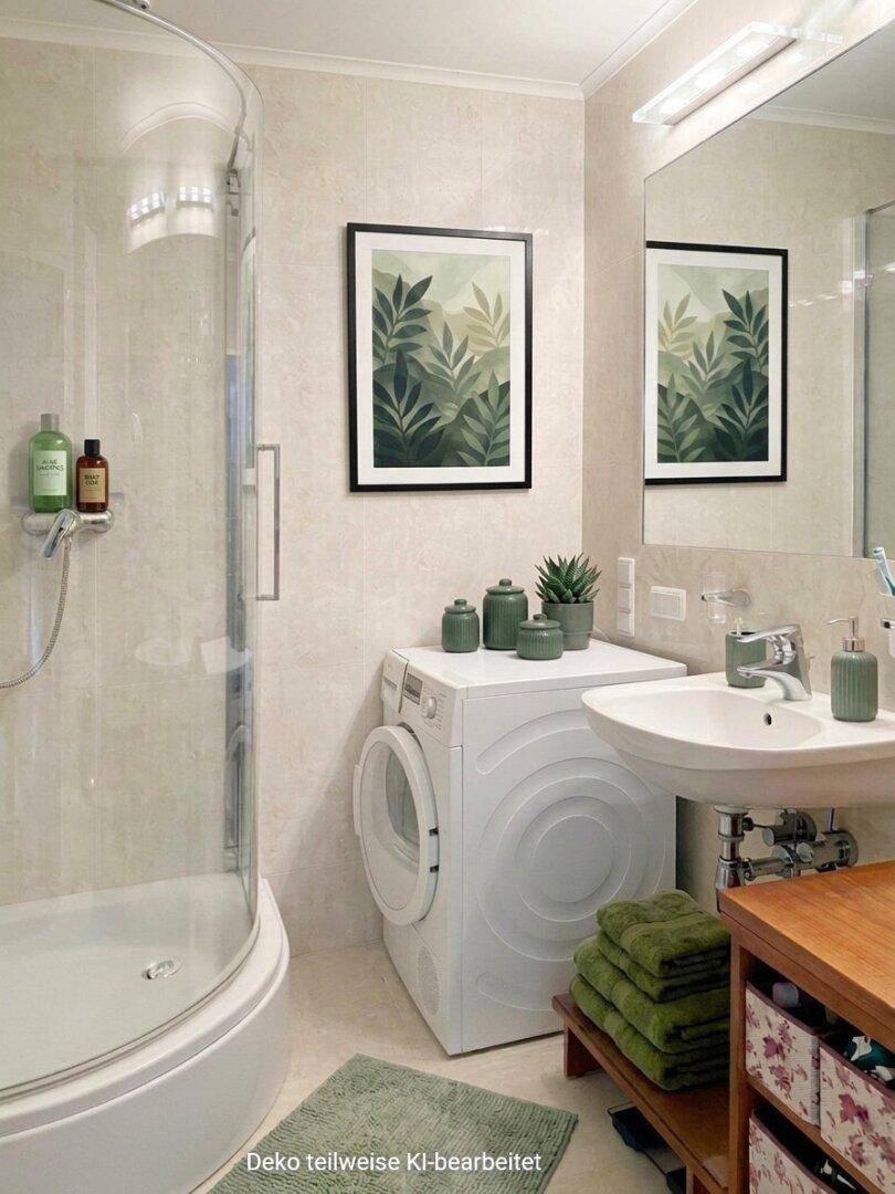 Modernes Badezimmer mit Duschkabine, Waschbecken, Spiegel und integrierter Waschmaschine.