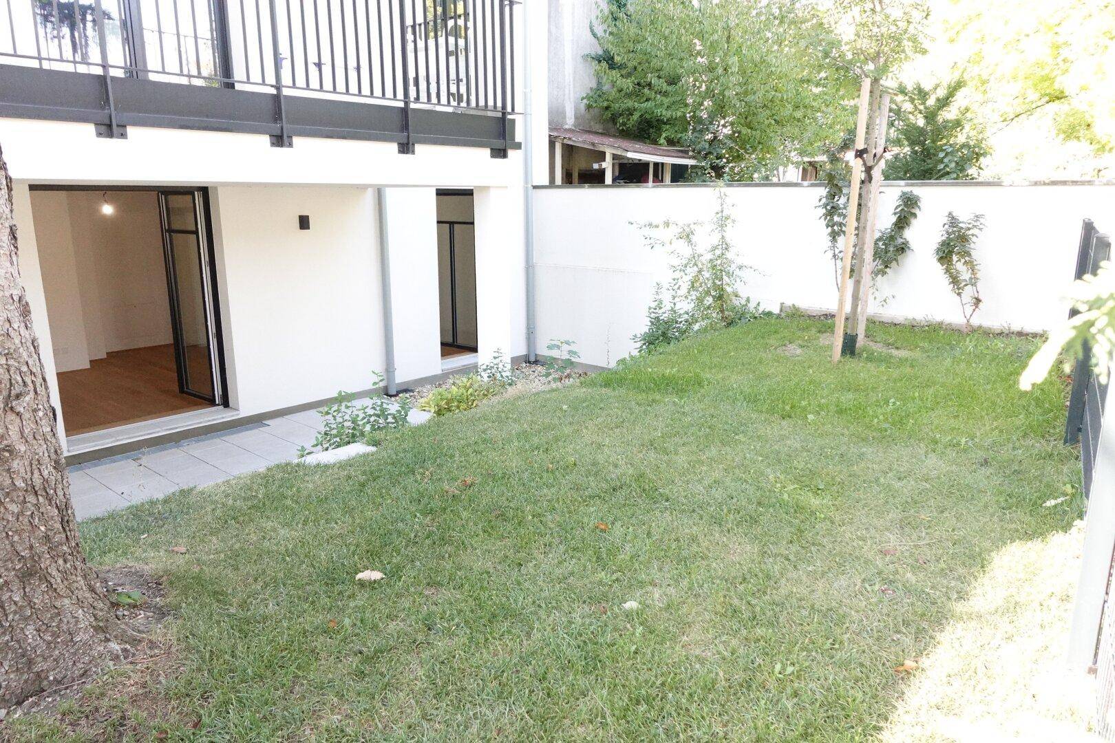 Gepflegter Gartenbereich mit Rasen und direktem Zugang zu den Erdgeschosswohnungen.