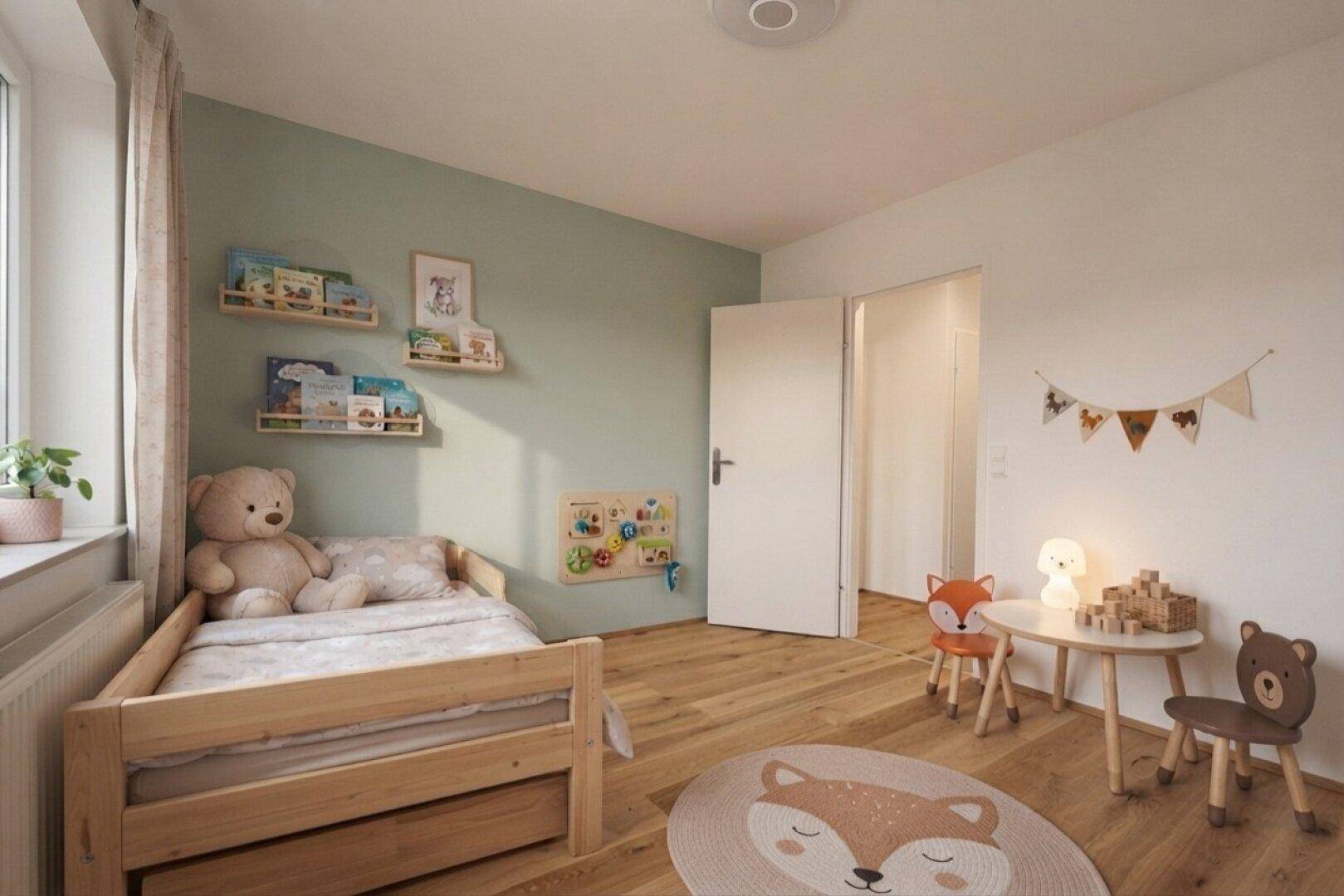 Liebevoll eingerichtetes Kinderzimmer mit Holzbett, Spielzeug und grüner Akzentwand, sehr hell und freundlich.