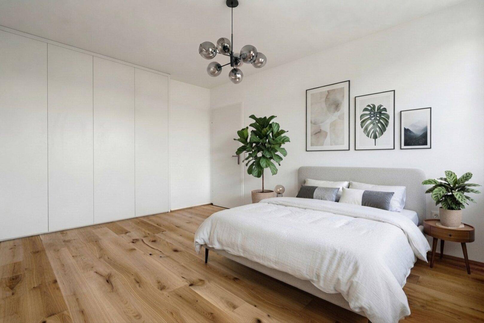 Geräumiges Schlafzimmer mit Holzboden, großem Bett und integrierten weißen Kleiderschränken, hell und modern gestaltet.