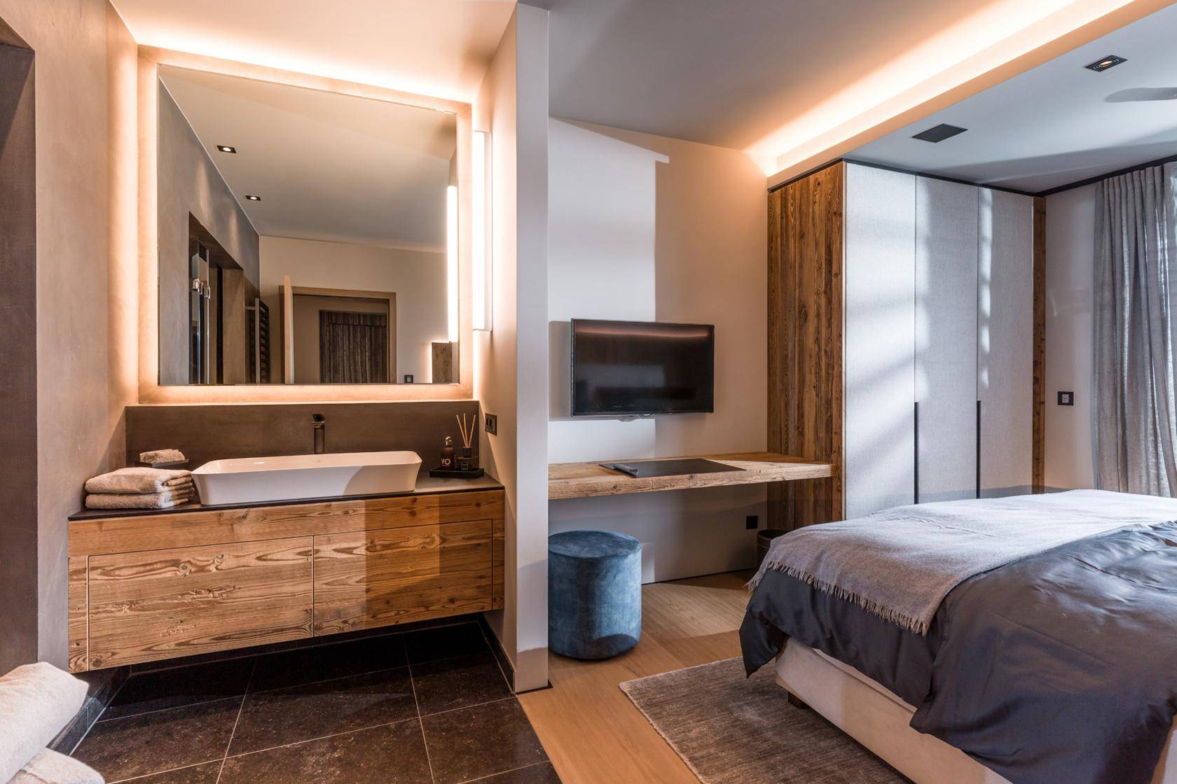 Helles Schlafzimmer mit integriertem Waschtisch, Einbauschränken und Holzakzenten.