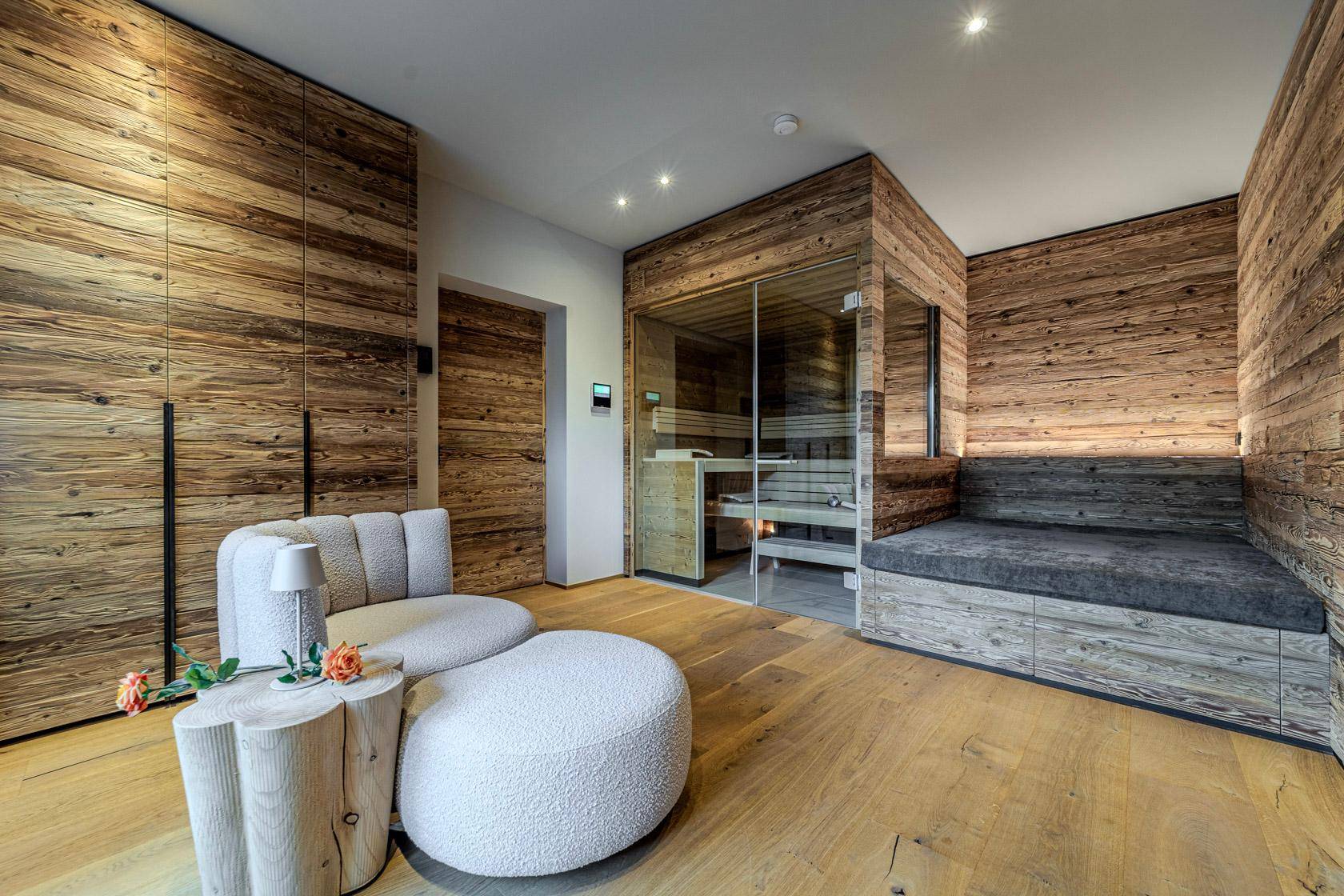 Privater Wellnessbereich mit moderner Sauna, Holzverkleidung und bequemer Liegefläche.