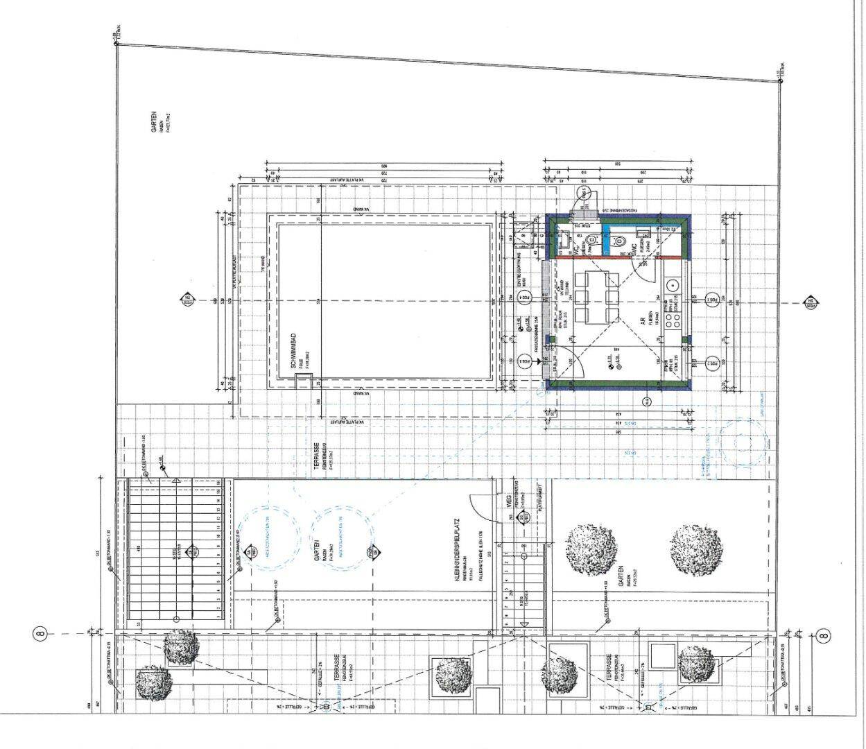 Gesamtübersicht des Grundstücks mit Gebäude, Terrassen, Gärten und einem Poolbereich.