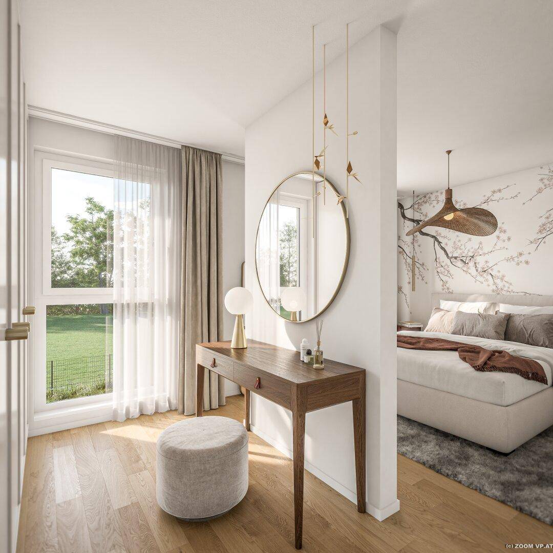 Schlafzimmer mit hellem Holzboden, Schminktisch und großem Fenster mit Blick ins Grüne.