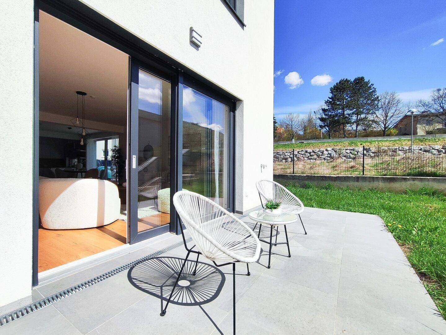 Gemütliche Terrasse mit Sitzgelegenheiten und direktem Zugang zum Garten.