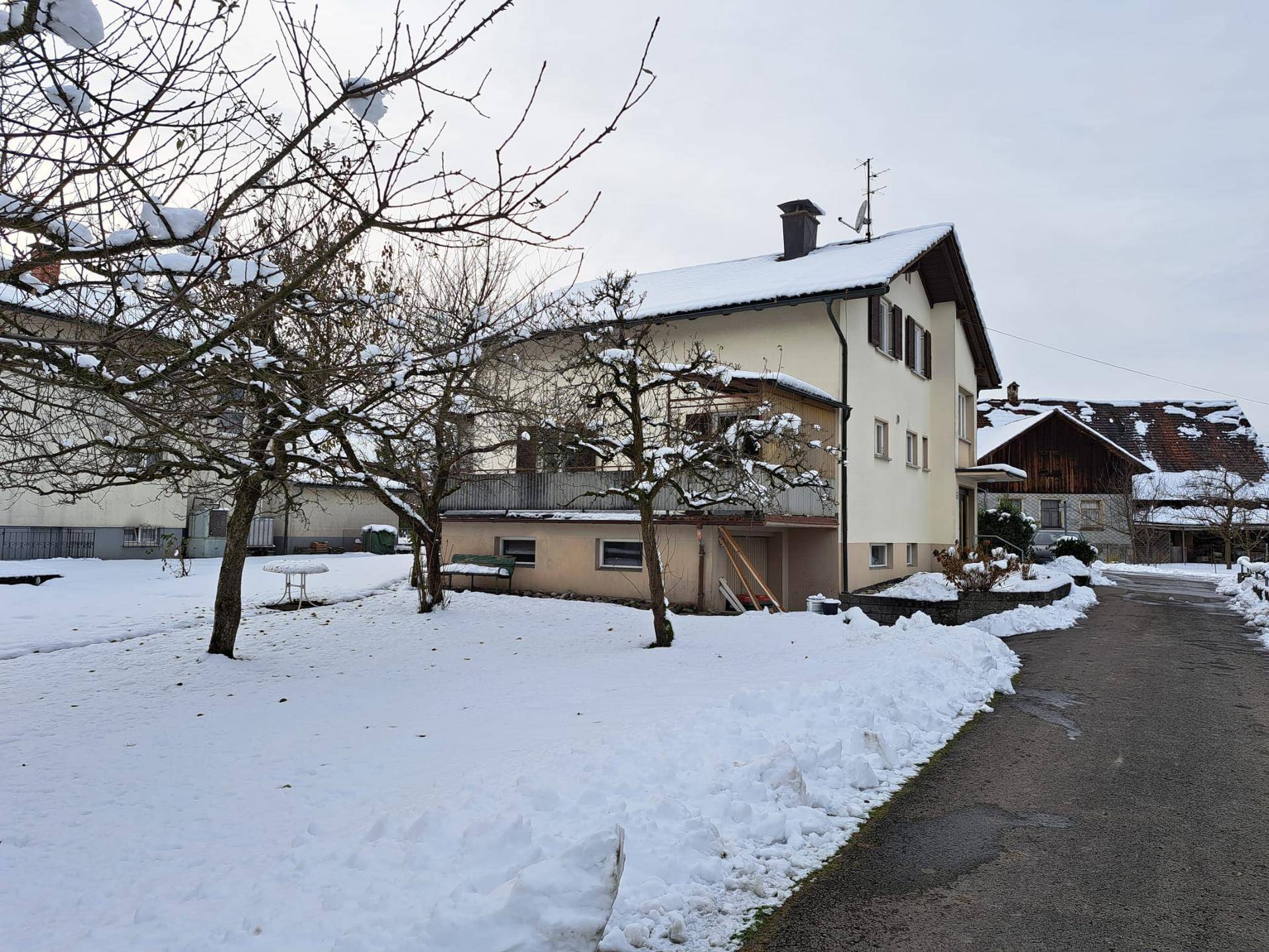 Einfamilienhaus mit 6 Zimmern und Garten im Herzen von Lustenau - Widok 2