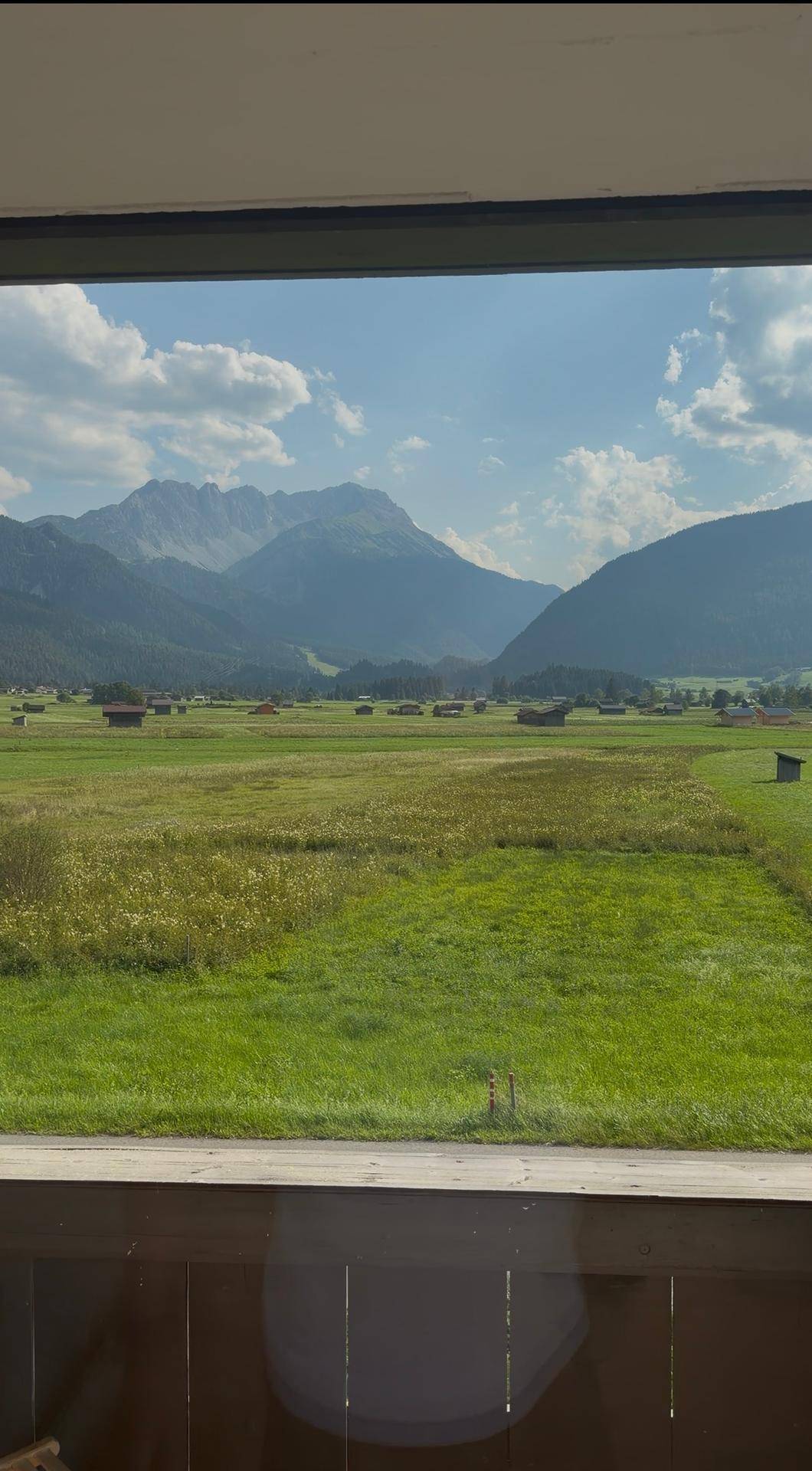 Atemberaubender Blick auf grüne Wiesen und majestätische Berge.