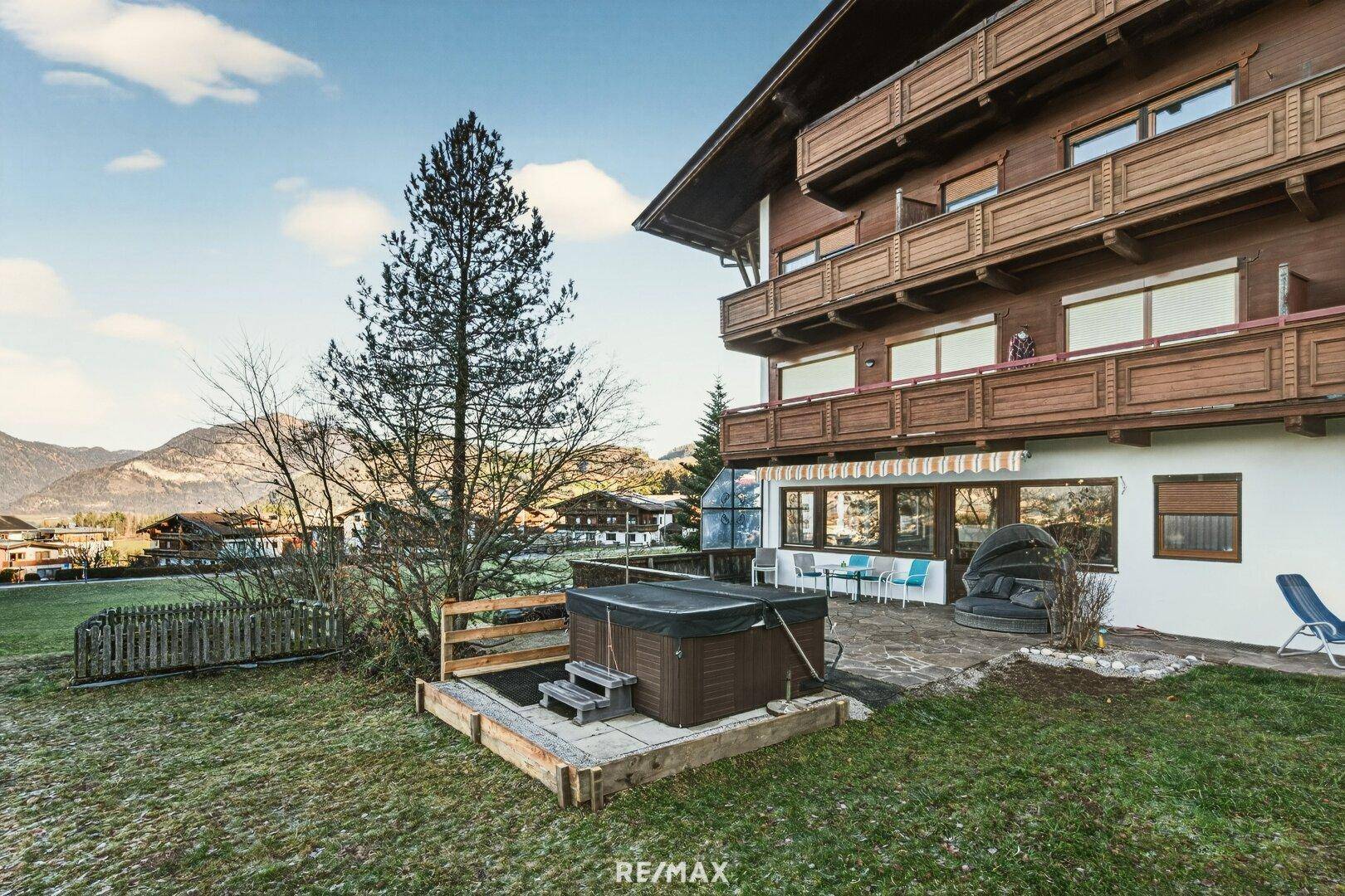 Gartenbereich mit Whirlpool, Terrasse und Blick auf die umliegende Landschaft.