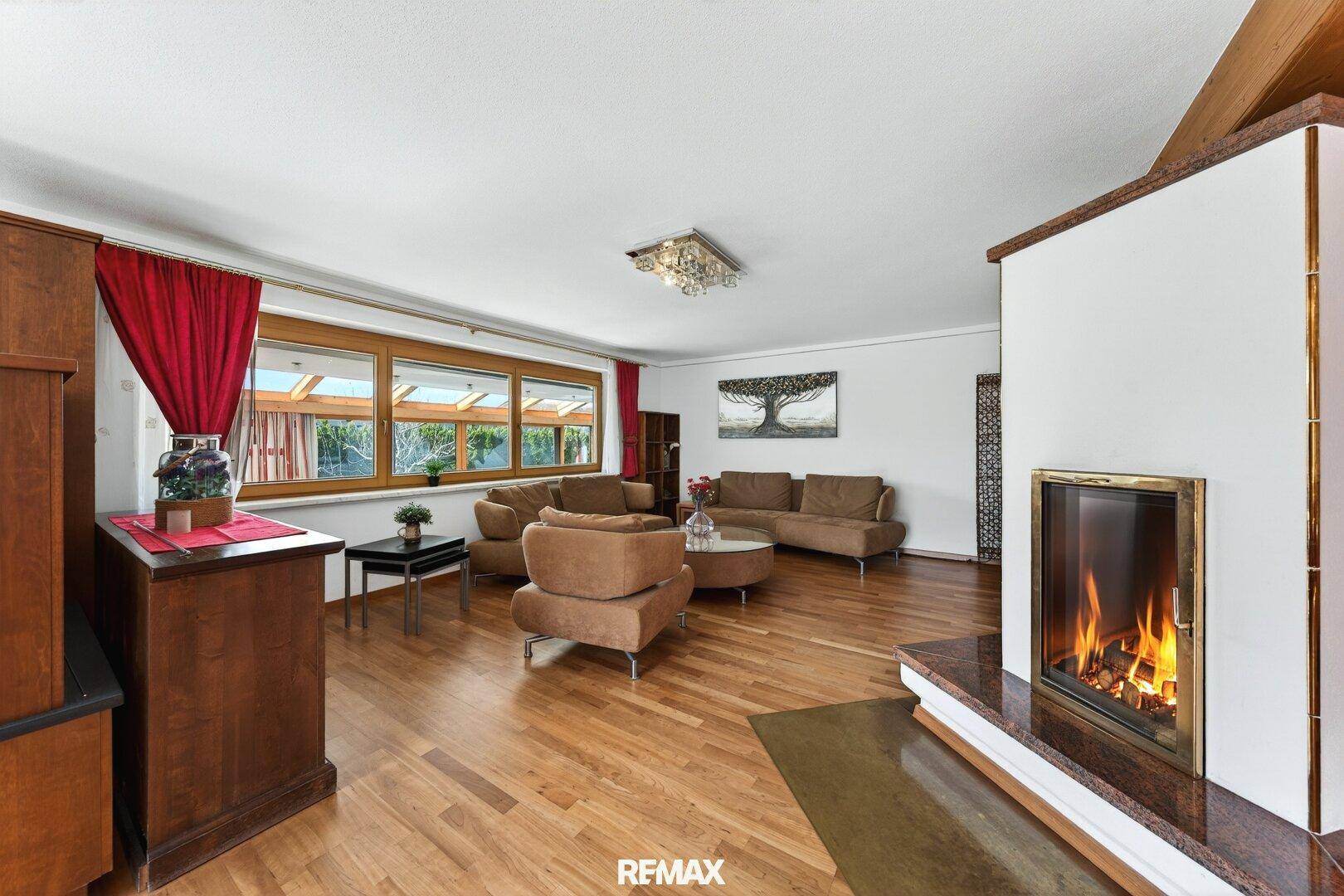 Gemütliches Wohnzimmer mit Kamin, Holzboden und traditioneller Einrichtung für entspannte Abende.