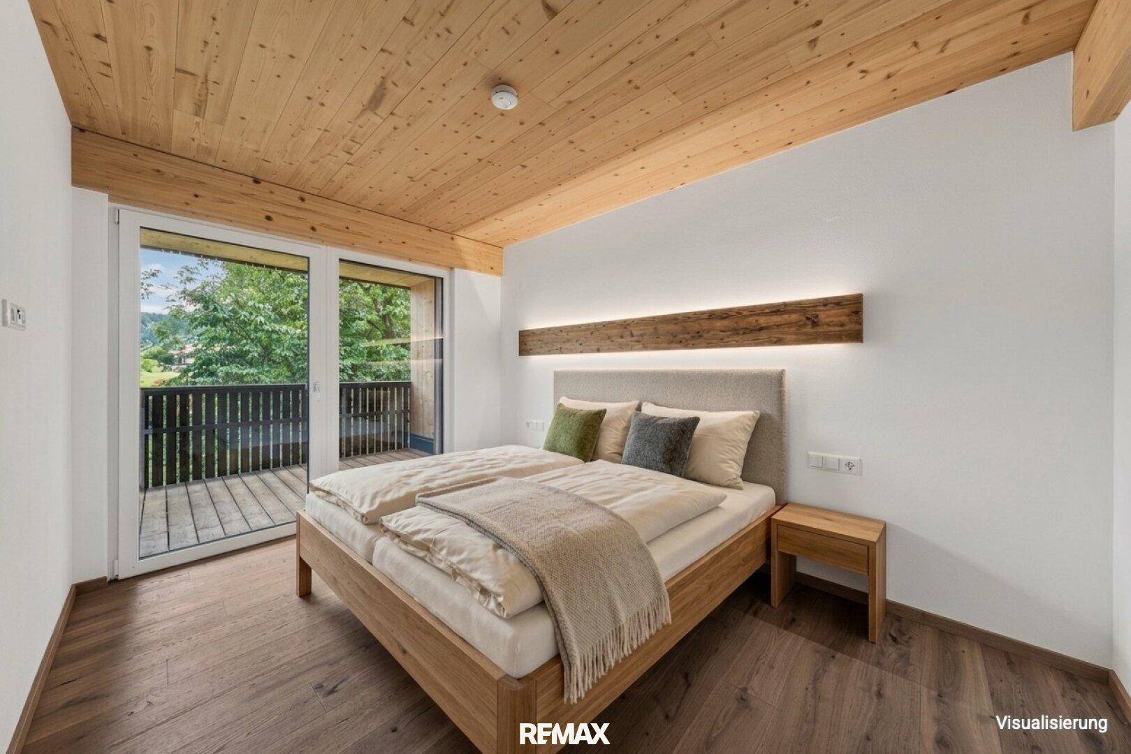 Helles Schlafzimmer mit Holzboden, Holzdecke und direktem Zugang zum Balkon mit Grünblick.