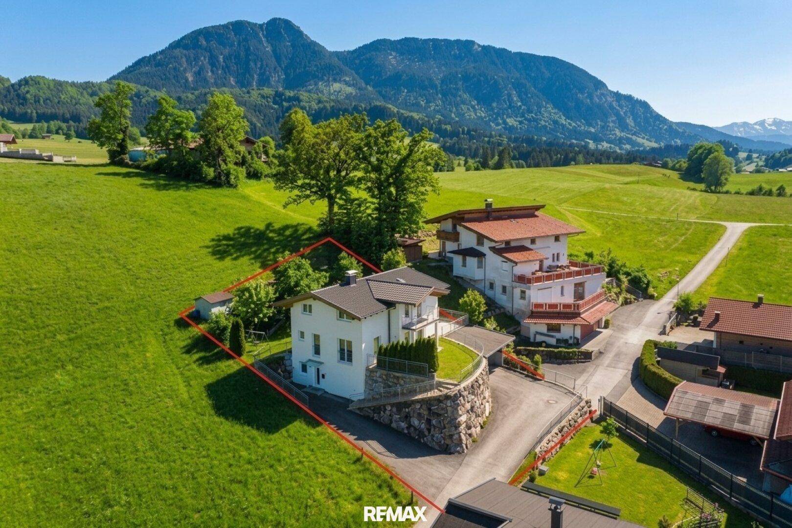 Weitläufige Luftaufnahme des Hauses mit Bergblick und grünen Wiesen in der Umgebung.