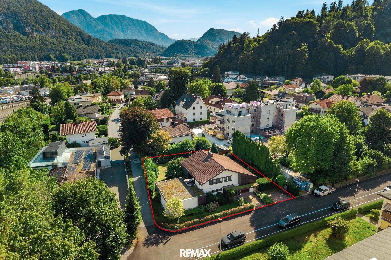 Weitläufige Luftaufnahme des Anwesens mit Blick auf die umliegende Stadt und die majestätischen Berge.