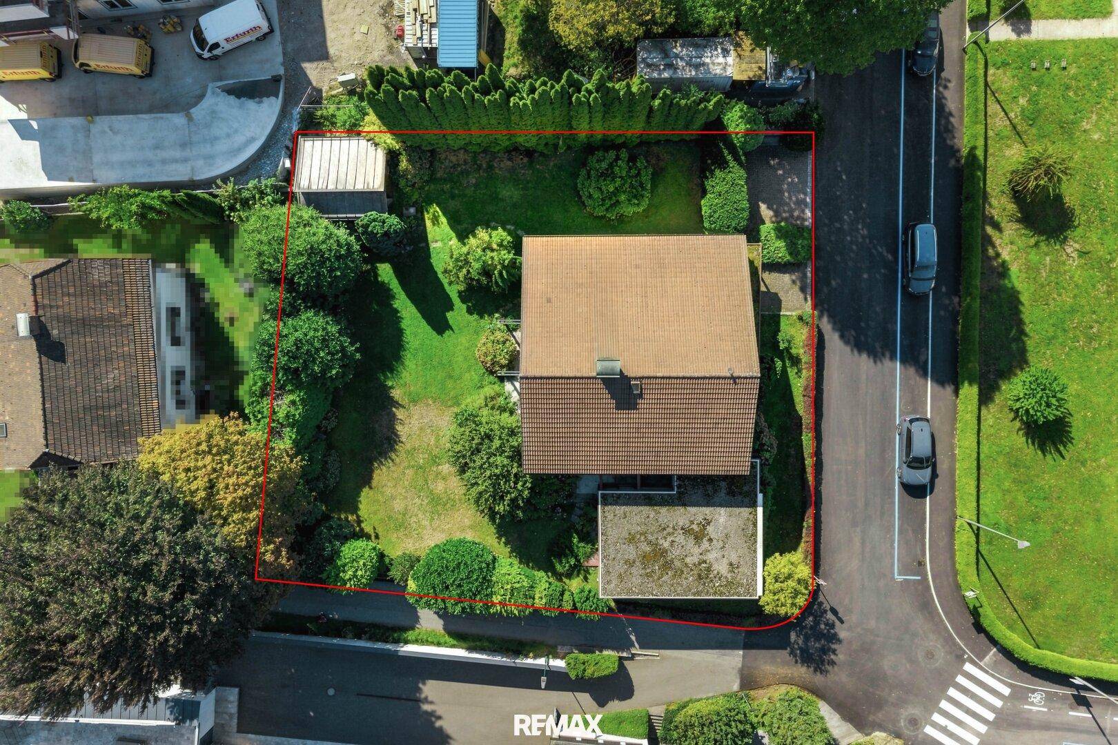 Direkte Draufsicht auf das Grundstück mit dem Haus und dem weitläufigen, grünen Gartenbereich.