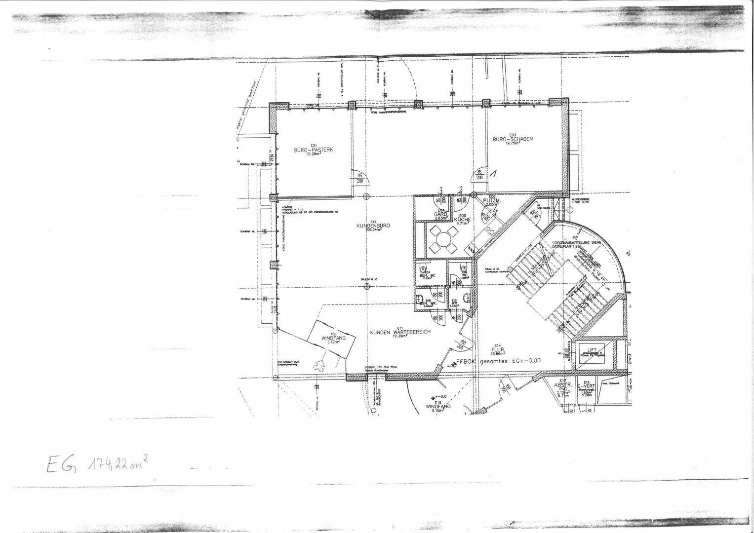 Detaillierter Grundriss des Erdgeschosses mit Büroräumen, Ladenfläche und einem zentralen Treppenhaus.