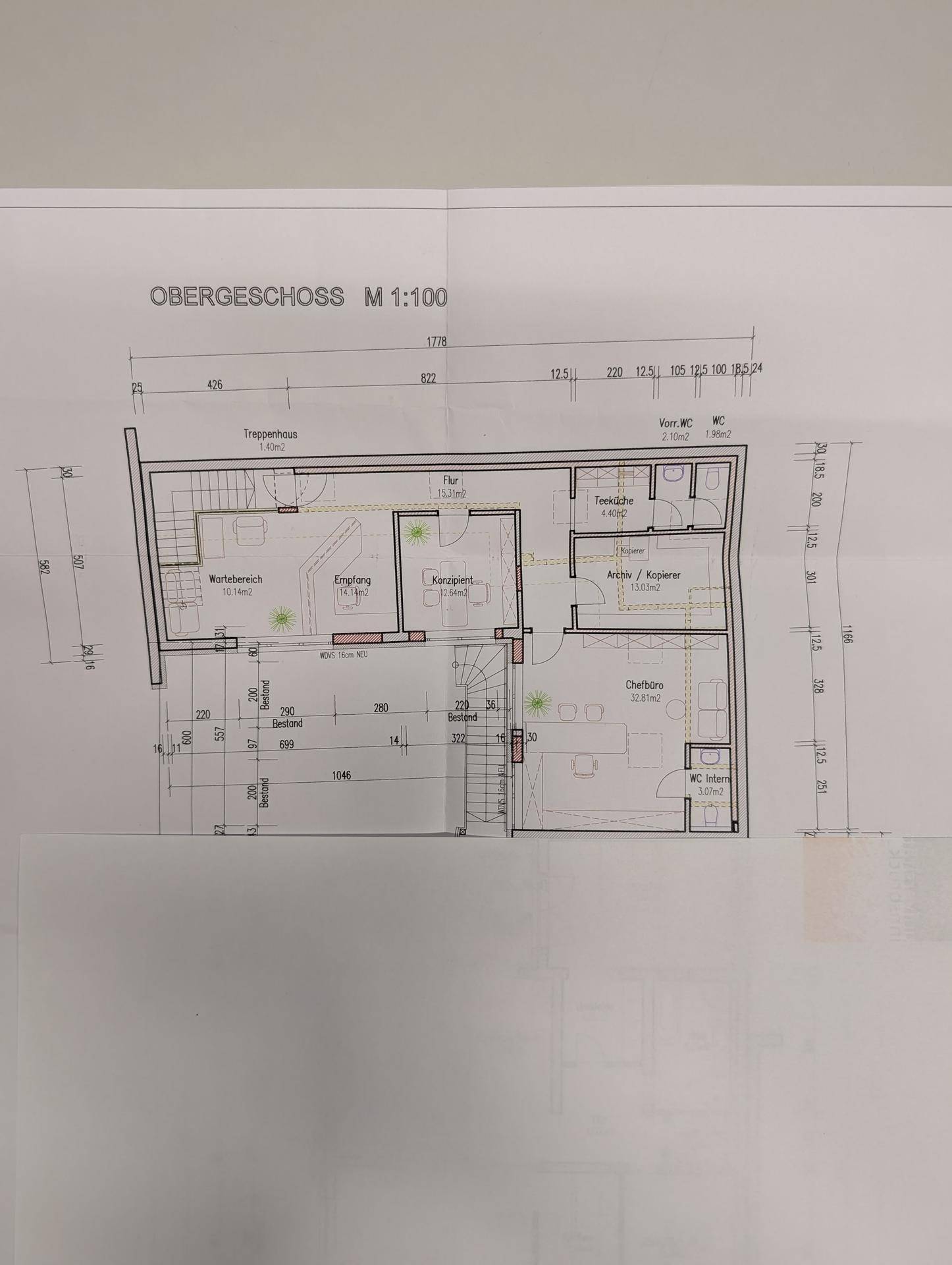 Grundriss des Obergeschosses im Maßstab 1:100 mit Raumaufteilung und Bemaßungen.