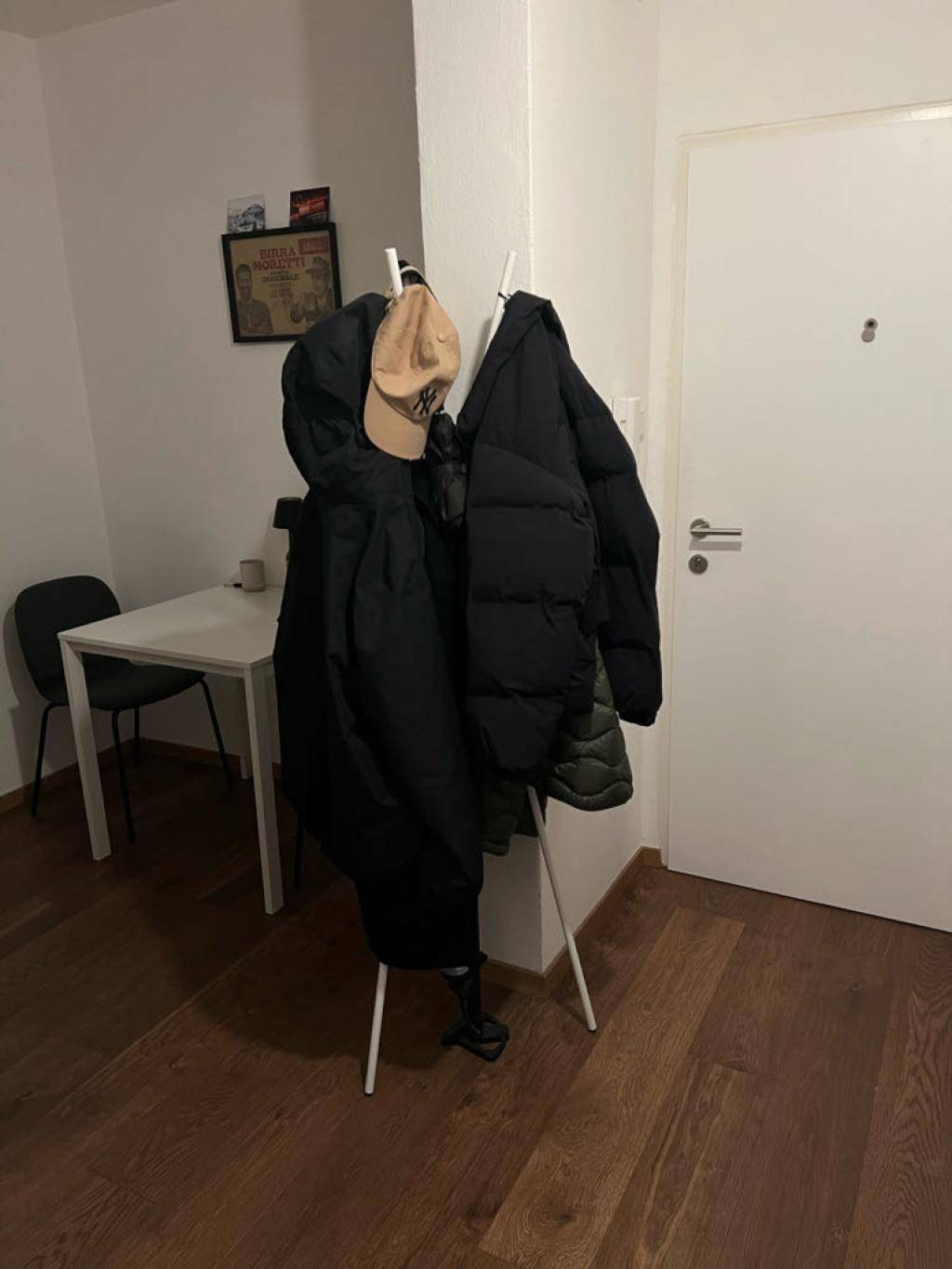 Eingangsbereich mit Garderobe und kleinem Tisch, ideal für eine gemütliche Ecke.