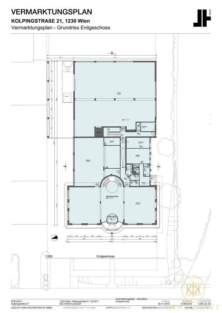 Grundriss des Erdgeschosses mit Eingangsbereich, Büros und großzügigen Nutzflächen.
