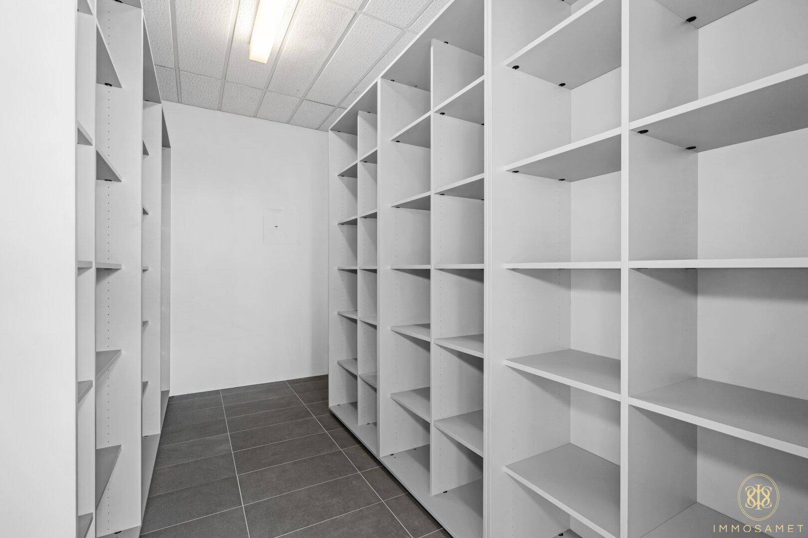 Lagerraum mit vielen weißen Regalen und Fliesenboden, ideal für Archivierung und Organisation.