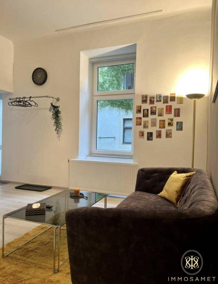 Wohnbereich mit großem Fenster, das viel Tageslicht hereinlässt und eine angenehme Atmosphäre schafft.