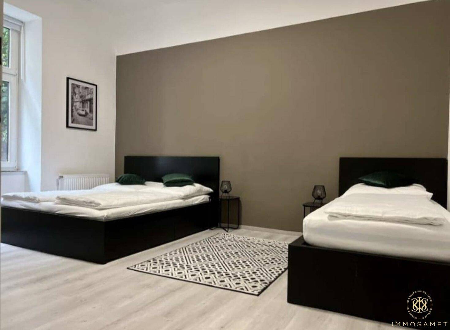 Geräumiges Schlafzimmer mit einem Doppelbett und einem Einzelbett, ideal für Familien oder Gäste.