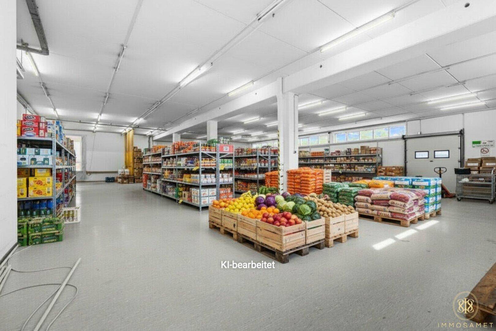 Großer Innenraum mit Regalen voller Produkte und frischem Obst und Gemüse auf Paletten, ideal für Großhandel.